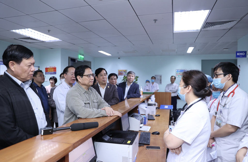 Thủ tướng Phạm Minh Chính kiểm tra việc cung ứng thuốc tại Bệnh viện Nhi Trung ương. (Ảnh: Dương Giang/TTXVN)