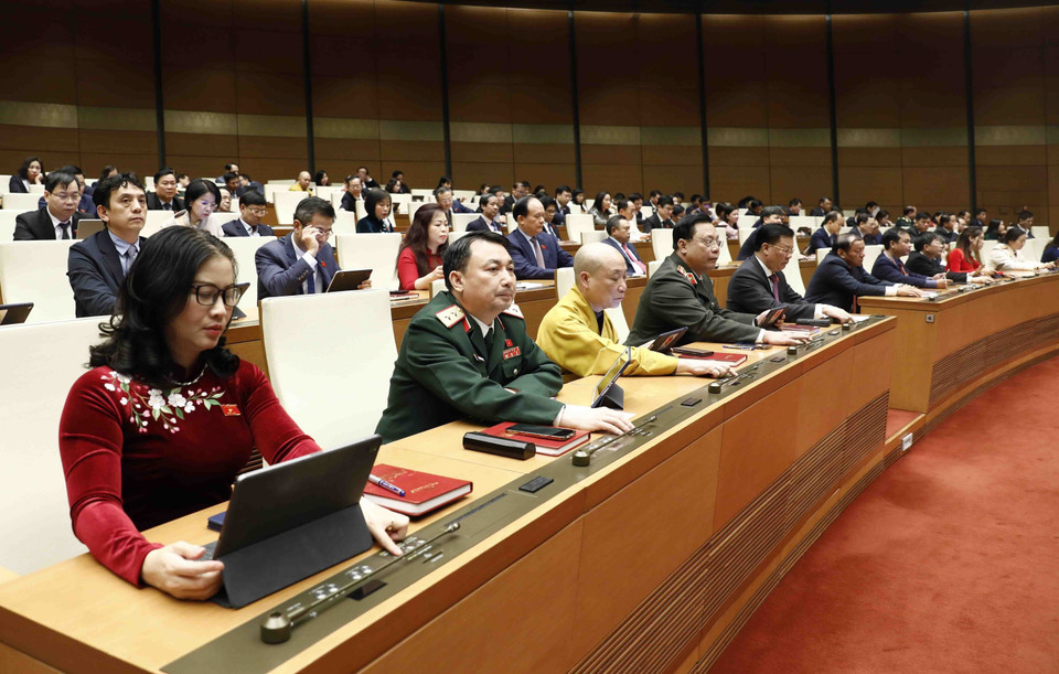 Đại biểu Quốc hội biểu quyết thông qua Nghị quyết về việc điều chỉnh kế hoạch vốn vay lại năm 2022 của các địa phương, bổ sung dự toán chi thường xuyên năm 2021 nguồn vốn viện trợ không hoàn lại của nước ngoài; điều chỉnh dự toán kinh phí chưa sử dụng hết năm 2021 của Tổng cục Thuế và Tổng cục Hải quan và việc chuyển nguồn kinh phí công tác phòng, chống dịch COVID-19 năm 2021 của các địa phương sang niên độ ngân sách năm 2022. (Ảnh: An Đăng/TTXVN)