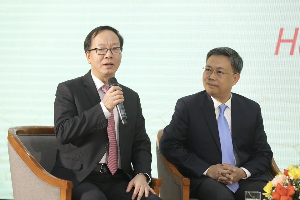 Ông Trần Minh Điển, Giám đốc Bệnh viên Nhi Trung ương chia sẻ tại tọa đàm. (Ảnh: Minh Quyết/TTXVN)