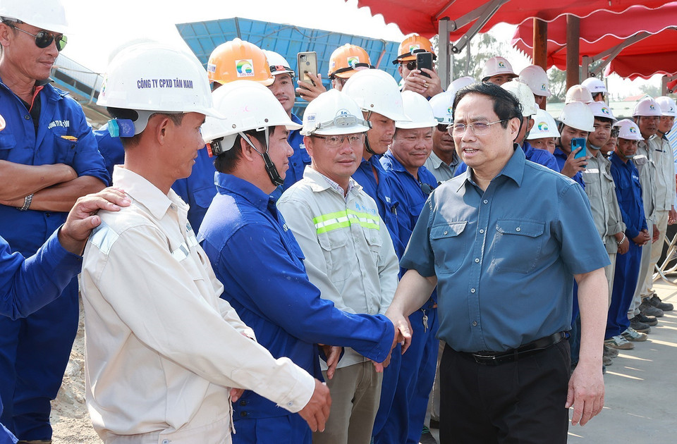 Thủ tướng Phạm Minh Chính thăm các đơn vị thi công Dự án xây dựng cầu bắc qua cửa biển Thuận An. (Ảnh: Dương Giang/TTXVN)