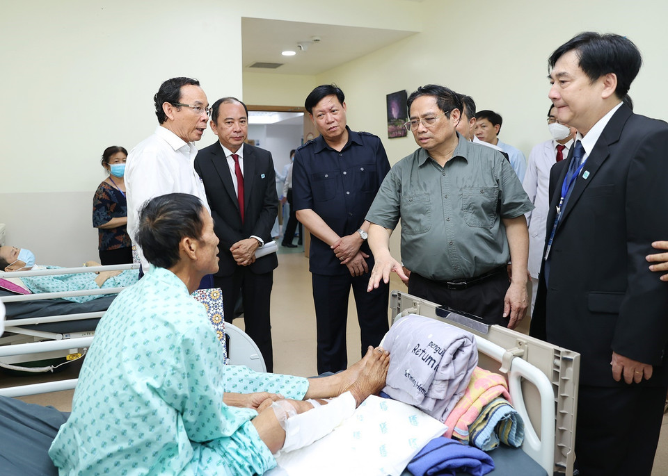 Hình ảnh Thủ tướng Phạm Minh Chính thăm hỏi bệnh nhân đang điều trị tại Bệnh viện Ung Bướu Thành phố Hồ Chí Minh cơ sở 2. (Ảnh: Dương Giang/TTXVN)