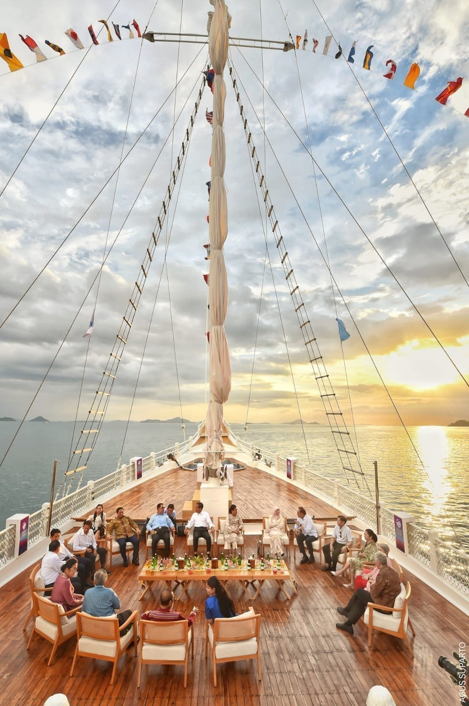 Thủ tướng Phạm Minh Chính và các nhà lãnh đạo ASEAN trên con tàu du lịch AYANA Lako Di'a đi tham quan vùng biển Labuan Bajo, Indonesia. (Ảnh: Agus Suparto/Phủ Tổng thống Indonesia)