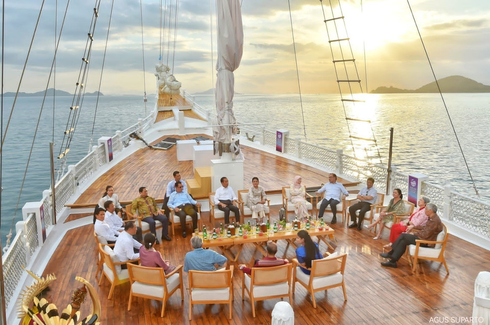 Thủ tướng Phạm Minh Chính và các nhà lãnh đạo ASEAN tham quan vùng biển Labuan Bajo, Indonesia. (Ảnh: Agus Suparto/Phủ Tổng thống Indonesia)