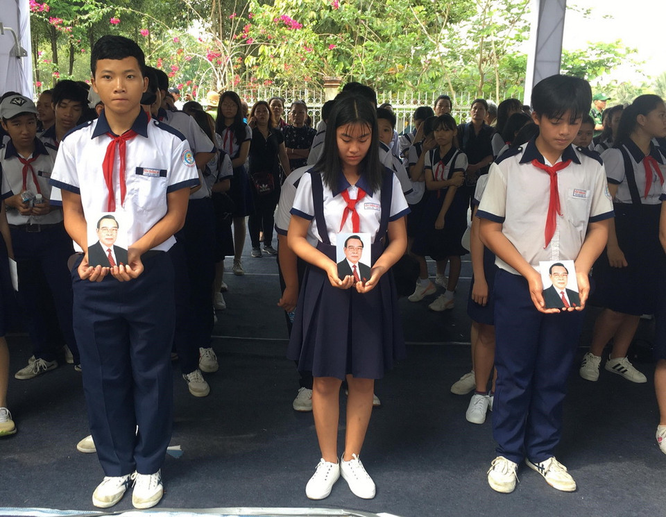 Học sinh xã Tân Thông Hội, huyện Củ Chi chuẩn bị đón linh cữu nguyên Thủ tướng Phan Văn Khải tại nhà riêng để tổ chức Lễ an táng. (Ảnh: Văn Phúc/ TTXVN)