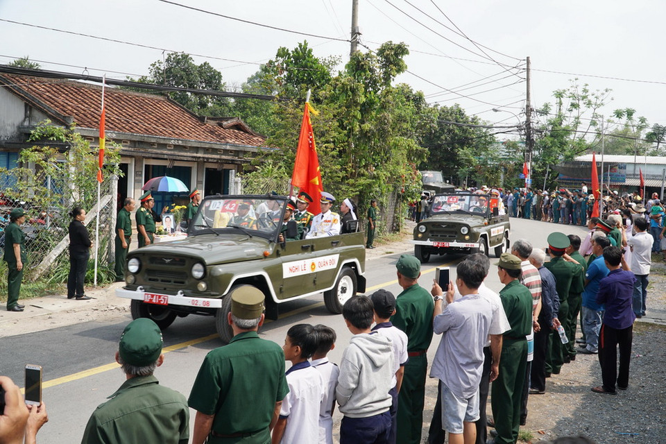 Đoàn xe đưa linh cữu nguyên Thủ tướng Phan Văn Khải về quê nhà đồng chí tại xã Tân Thông Hội, huyện Củ Chi. (Ảnh: Phương Vy/TTXVN)