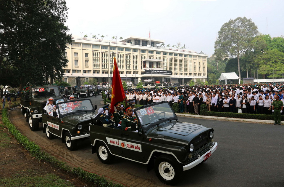 Đông đảo người dân Thành phố đến tiễn đưa nguyên Thủ tướng Phan Văn Khải về nơi an nghỉ. (Ảnh: Thanh Vũ/TTXVN)