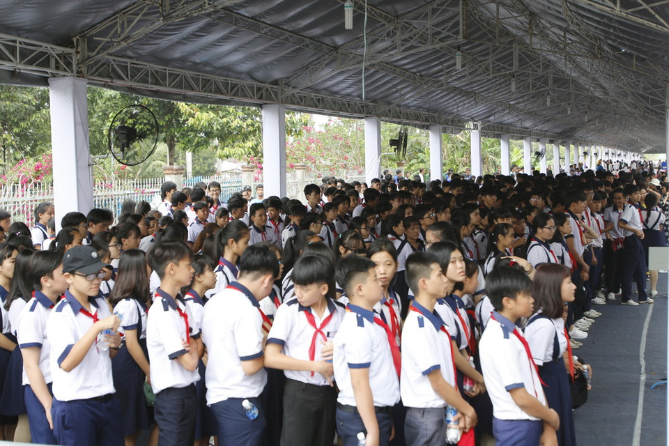 Học sinh huyện Củ Chi viếng nguyên Thủ tướng Phan Văn Khải. (Ảnh: Hoàng Hải/TTXVN)
