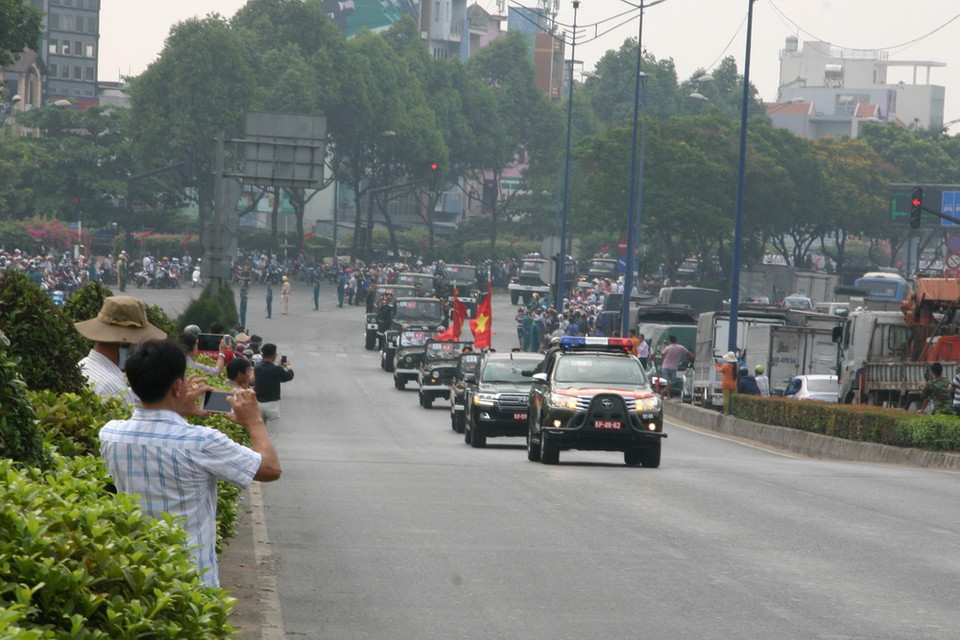 Đoàn xe đưa linh cữu nguyên Thủ tướng Phan Văn Khải di chuyển qua cầu Tham Lương (đường Trường Chinh). (Ảnh: Tiến Lực/TTXVN)