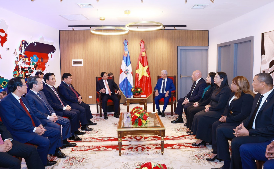 Thủ tướng Phạm Minh Chính hội kiến Chủ tịch Thượng viện Cộng hoà Dominicana Ricardo de los Santos Polanco. (Ảnh: Dương Giang/TTXVN)