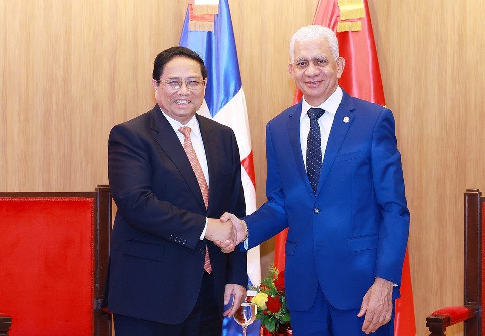 Thủ tướng Phạm Minh Chính hội kiến Chủ tịch Thượng viện Cộng hoà Dominicana Ricardo de los Santos Polanco. (Ảnh: Dương Giang/TTXVN)