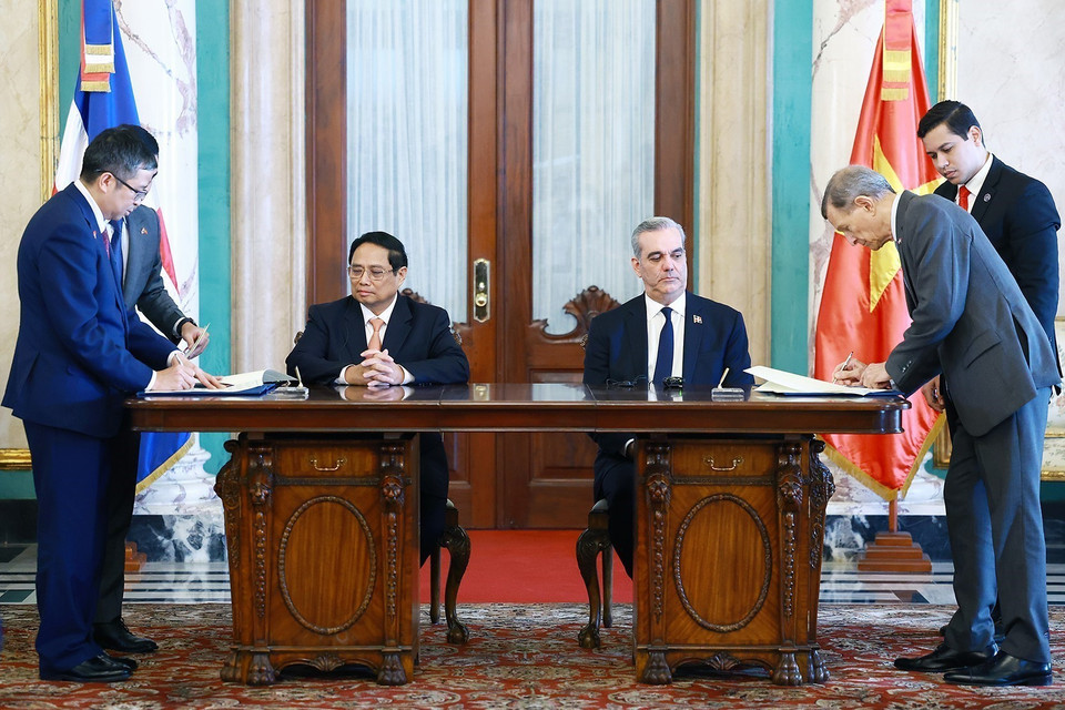 Thủ tướng Phạm Minh Chính và Tổng thống Cộng hòa Dominicana Luis Abinader Corona chứng kiến lễ ký Bản ghi nhớ về hợp tác giữa Học viện Ngoại giao Việt Nam và Học viện Ngoại giao Cộng hòa Dominicana. (Ảnh: Dương Giang/TTXVN)