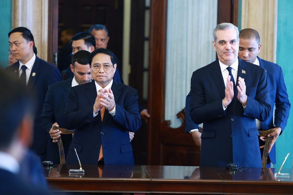 Thủ tướng Phạm Minh Chính và Tổng thống Cộng hòa Dominicana Luis Abinader Corona tại lễ ký. (Ảnh: Dương Giang/TTXVN)