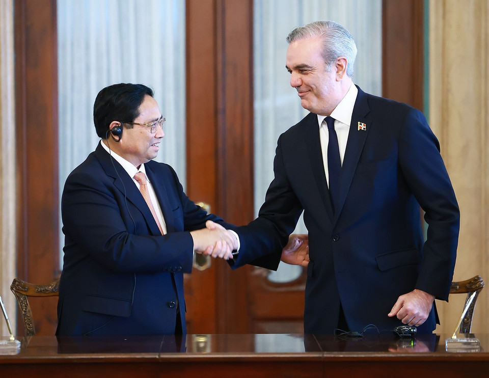 Thủ tướng Phạm Minh Chính và Tổng thống Cộng hòa Dominicana Luis Abinader Corona tại lễ ký. (Ảnh: Dương Giang/TTXVN)