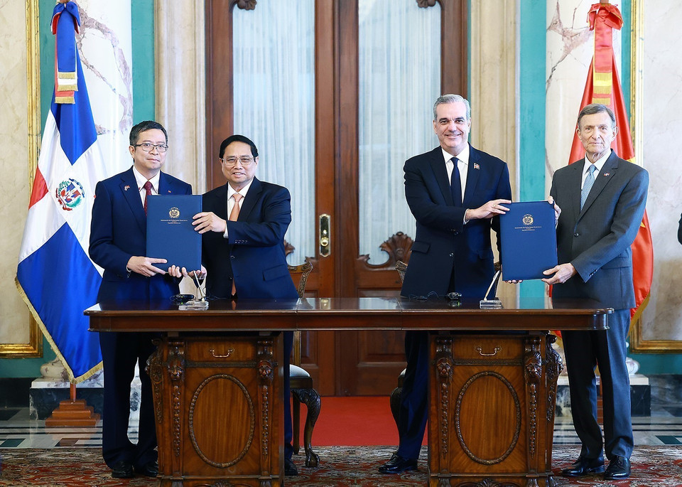 Thủ tướng Phạm Minh Chính và Tổng thống Cộng hòa Dominicana Luis Abinader Corona chứng kiến lễ ký Bản ghi nhớ về hợp tác giữa Học viện Ngoại giao Việt Nam và Học viện Ngoại giao Cộng hoà Dominicana. (Ảnh: Dương Giang/TTXVN)