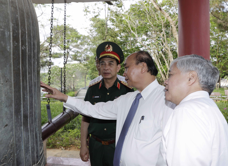 Chủ tịch nước Nguyễn Xuân Phúc và các đại biểu tại Nghĩa trang liệt sỹ quốc gia Trường Sơn. (Ảnh: Thống Nhất/TTXVN)