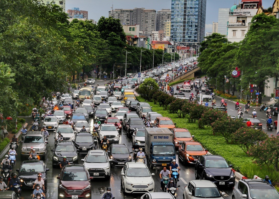 Ùn tắc kéo dài trên đường Nguyễn Chí Thanh. (Ảnh: Tuấn Đức/TTXVN)