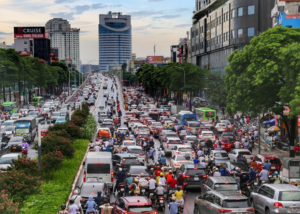 Tắc nghẽn tại ngã tư Trần Duy Hưng - Láng. (Ảnh: Tuấn Đức/TTXVN)