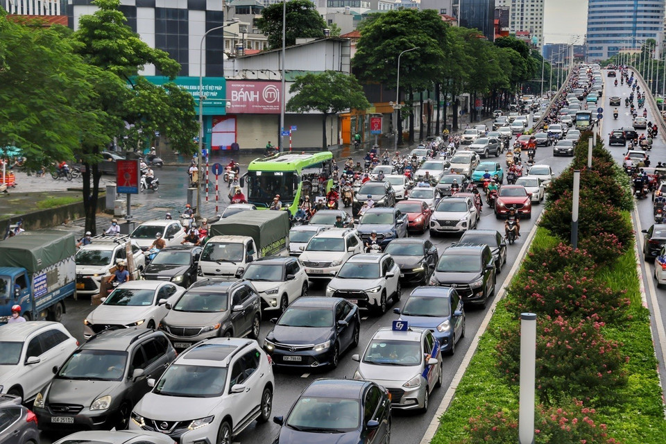 Ùn tắc kéo dài trên đường Trần Duy Hưng. (Ảnh: Tuấn Đức/TTXVN)