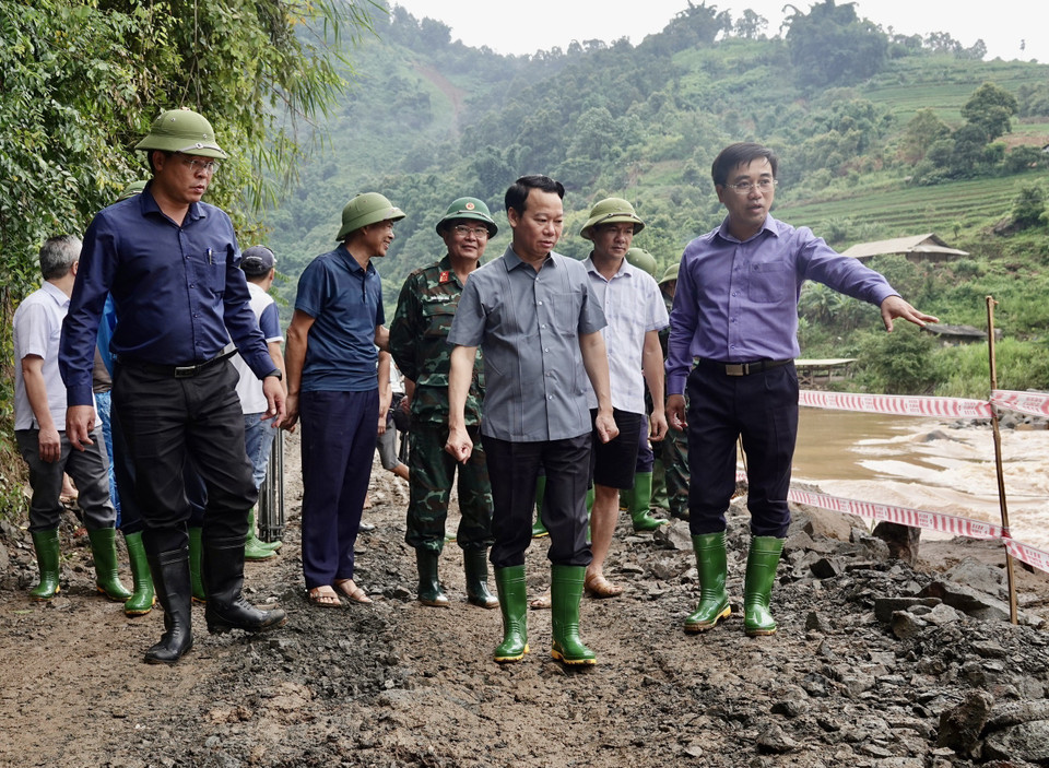 Bí thư Tỉnh ủy Yên Bái Đỗ Đức Duy kiểm tra sau khi thông tuyến quốc lộ 32. (Ảnh: Tuấn Anh/TTXVN)
