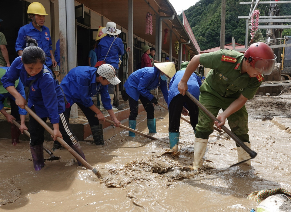 Đoàn viên thanh niên tham gia dọn dẹp bùn đất tại trường Phổ Thông dân tộc bán trú Tiểu học và Trung học Cơ sở xã Hồ Bốn, huyện Mù Cang Chải. (Ảnh: Tuấn Anh/TTXVN)