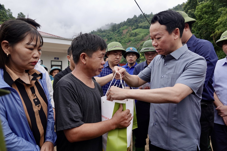 Bí thư Tỉnh ủy Yên Bái Đỗ Đức Duy thăm hỏi, động viên, trao hỗ trợ cho các gia đình bị ảnh hưởng do mưa lũ ở bản Trống Là, xã Hồ Bốn. (Ảnh: Tuấn Anh/TTXVN)
