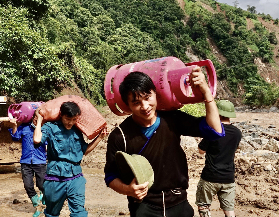Đoàn thanh niên và dân quân xã Chế Tạo trên đường đi hỗ trợ xã Hồ Bốn. (Ảnh: Tuấn Anh/TTXVN)