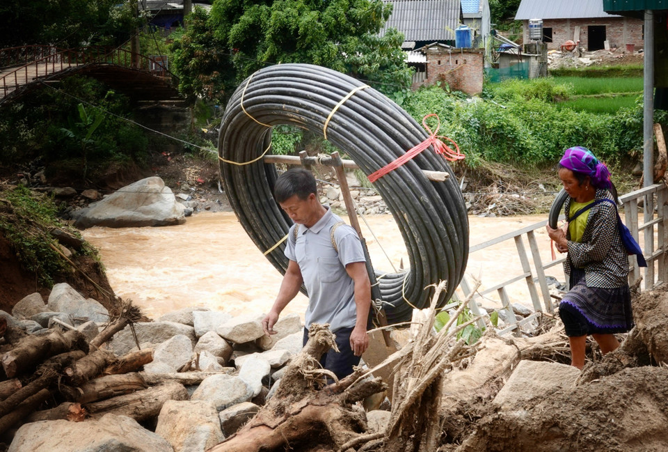 Một hộ dân ở bản Đề Sủa, xã Lao Chải mua ống nước về khắc phục nguồn nước sạch bị hư hỏng do mưa lũ. (Ảnh: Tuấn Anh/TTXVN)