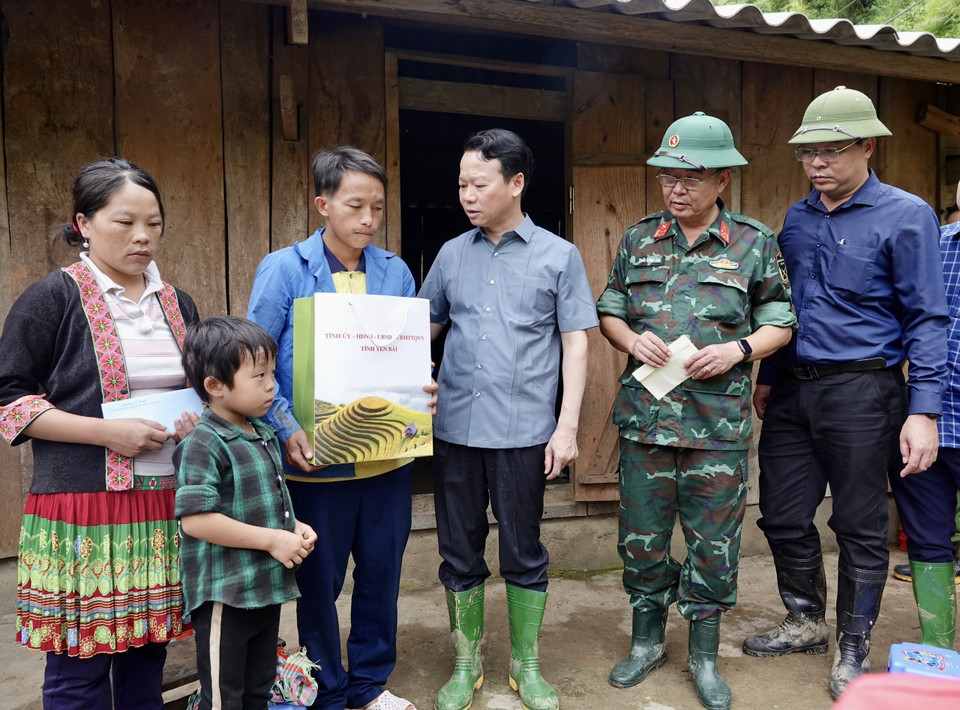 Bí thư Tỉnh ủy Yên Bái Đỗ Đức Duy trao quà hỗ trợ động viên vợ chồng anh Cứ A Sinh ở xã Khao Mang - là gia đình có 2 cháu nhỏ thiệt mạng trong đợt mưa lũ. (Ảnh: Tuấn Anh/TTXVN)