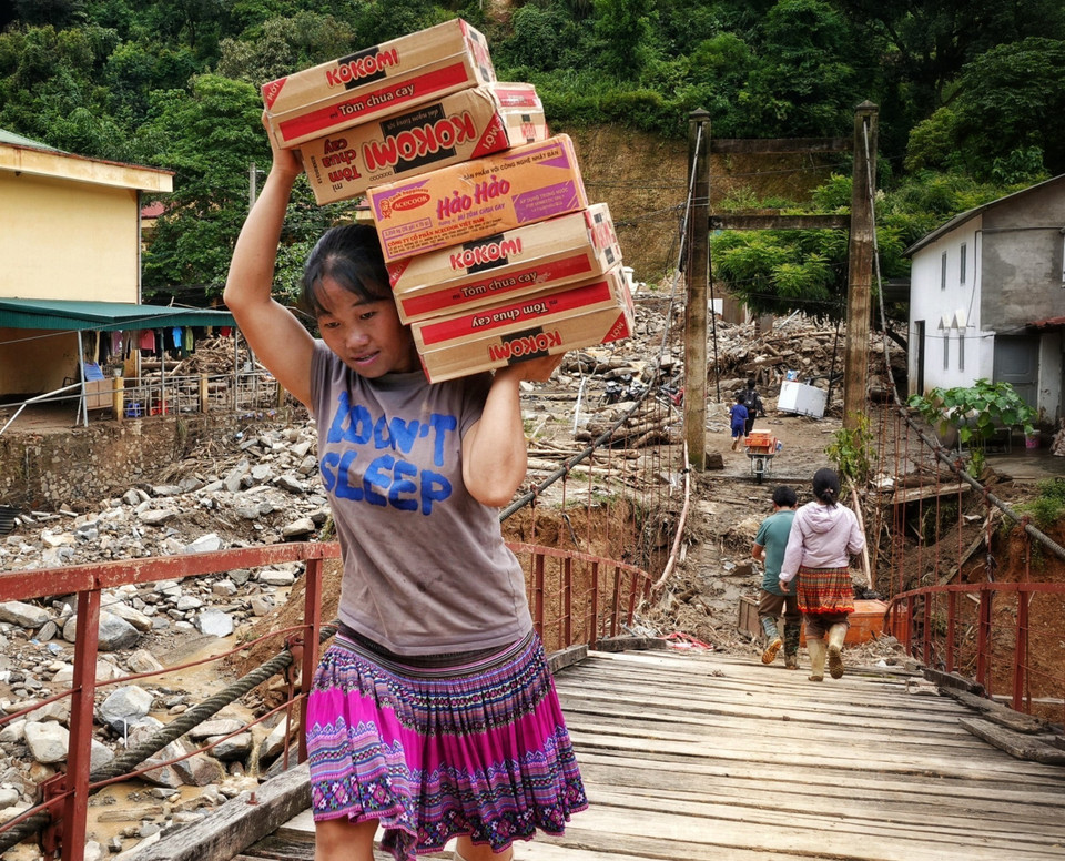 Một người dân xã Hồ Bốn nhận hàng cứu trợ. (Ảnh: Tuấn Anh/TTXVN)