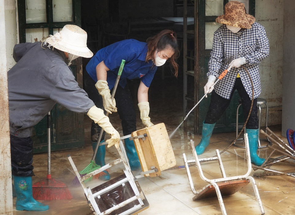 Lực lượng đoàn thanh niên dọn dẹp phòng học tại trường Phổ Thông dân tộc bán trú Tiểu học và Trung học Cơ sở xã Hồ Bốn. (Ảnh: Tuấn Anh/TTXVN)