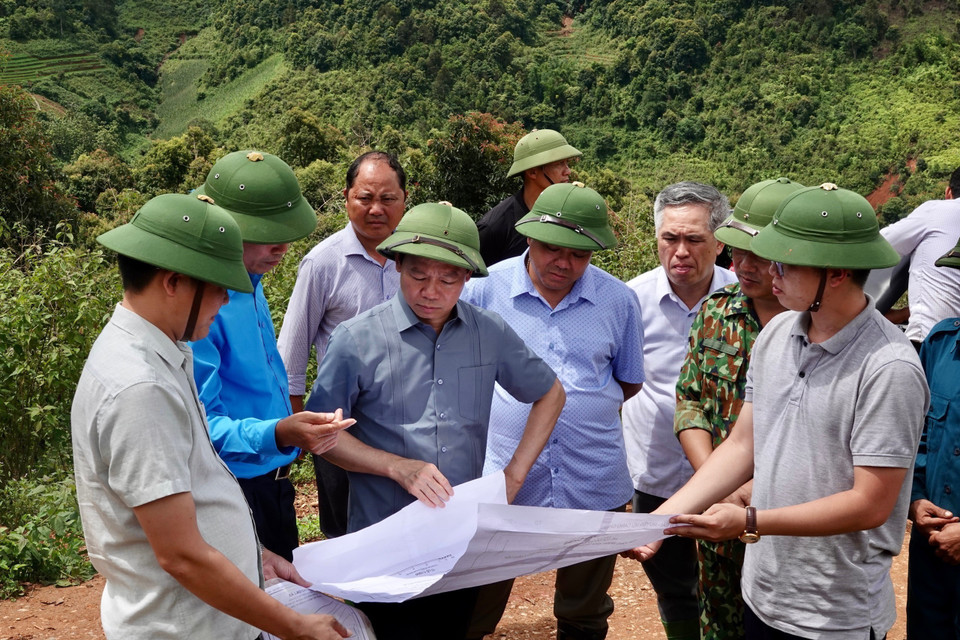Bí thư Tỉnh ủy Yên Bái Đỗ Đức Duy kiểm tra khu vực dự tính tái định cư mới cho các hộ mất nhà cửa và di dời khẩn cấp tại bản Hồng Nhì Lá, xã Lao Chải. (Ảnh: Tuấn Anh/TTXVN)