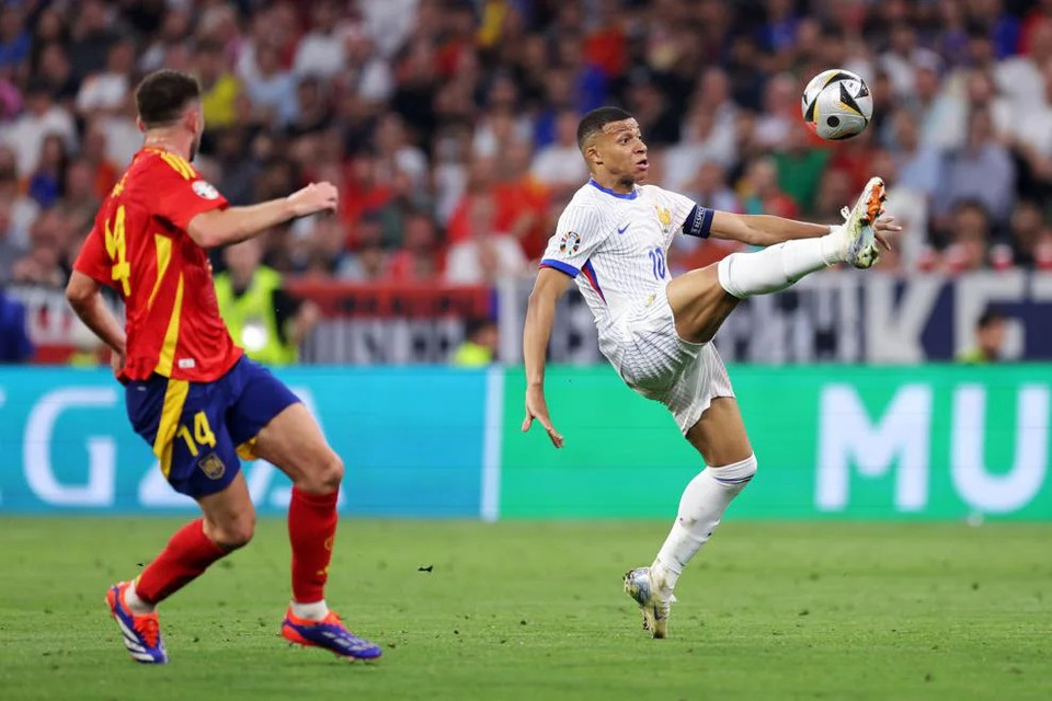 Pháp sau đó nỗ lực thi đấu nhưng đã không thể tránh khỏi thất bại chung cuộc 1-2. (Nguồn: Getty Images)