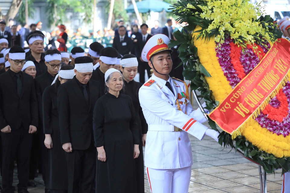 Đoàn gia đình và dòng họ gồm vợ cùng các con, cháu, chắt chuẩn bị vào viếng Tổng Bí thư Nguyễn Phú Trọng. (Ảnh: TTXVN)