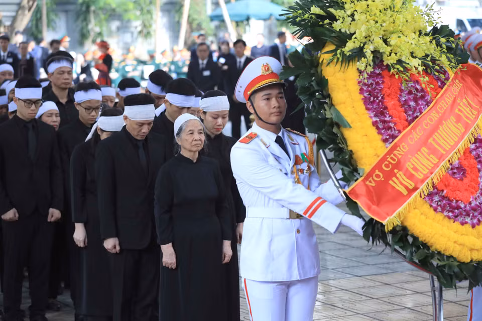 Đoàn gia đình và dòng họ gồm vợ cùng các con, cháu, chắt chuẩn bị vào viếng Tổng Bí thư Nguyễn Phú Trọng. (Ảnh: TTXVN)