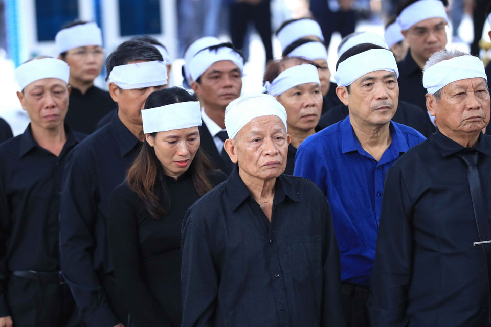 Đoàn gia đình và dòng họ gồm vợ cùng các con, cháu, chắt chuẩn bị vào viếng Tổng Bí thư Nguyễn Phú Trọng. (Ảnh: TTXVN)