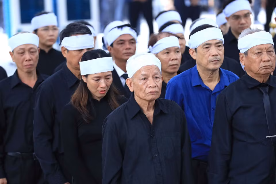 Đoàn gia đình và dòng họ gồm vợ cùng các con, cháu, chắt chuẩn bị vào viếng Tổng Bí thư Nguyễn Phú Trọng. (Ảnh: TTXVN)