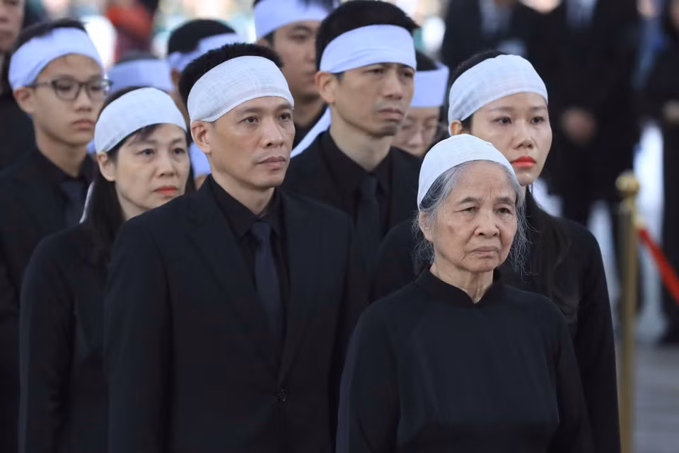 Đoàn gia đình và dòng họ gồm vợ cùng các con, cháu, chắt chuẩn bị vào viếng Tổng Bí thư Nguyễn Phú Trọng. (Ảnh: TTXVN)
