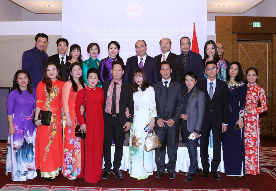 Thủ tướng Nguyễn Xuân Phúc, Phu nhân với cán bộ, nhân viên Đại sứ quán Việt Nam và đại diện cộng đồng người Việt tại Áo và một số nước châu Âu. (Ảnh: Thống Nhất/TTXVN)