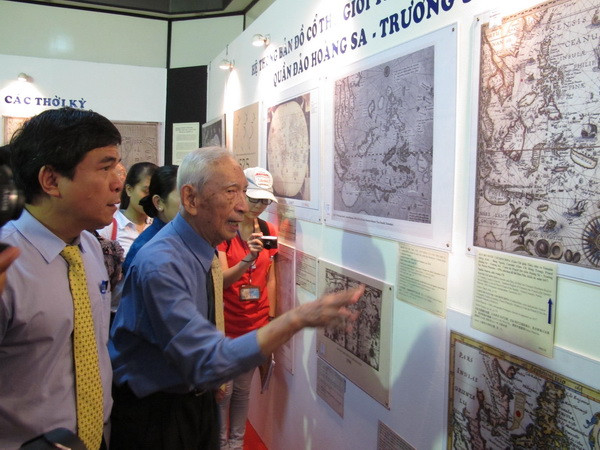 Nhà nghiên cứu Nguyễn Đình Đầu giới thiệu bản đồ cổ về chủ quyền Việt Nam trên Biển Đông và Hoàng Sa - Trường Sa. (Ảnh: Phương Vy/TTXVN)