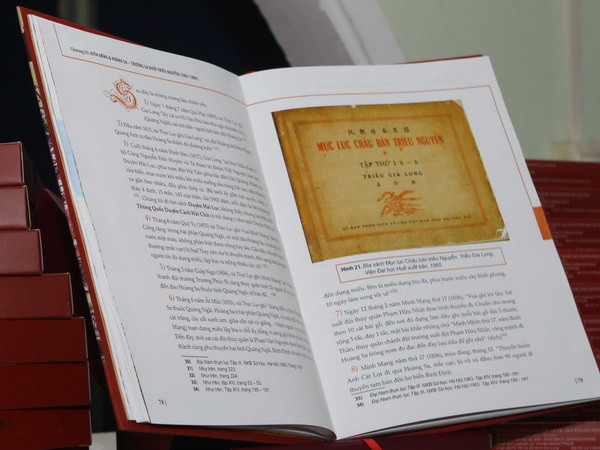  Tập sách "Chủ quyền Việt Nam trên Biển Đông và Hoàng Sa - Trường Sa" của nhà nghiên cứu Nguyễn Đình Đầu. (Ảnh: Phương Vy/TTXVN)