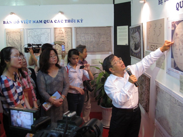 Khách tham quan Triển lãm bản đồ cổ về chủ quyền Việt Nam trên Biển Đông và Hoàng Sa - Trường Sa. (Ảnh: Phương Vy/TTXVN)