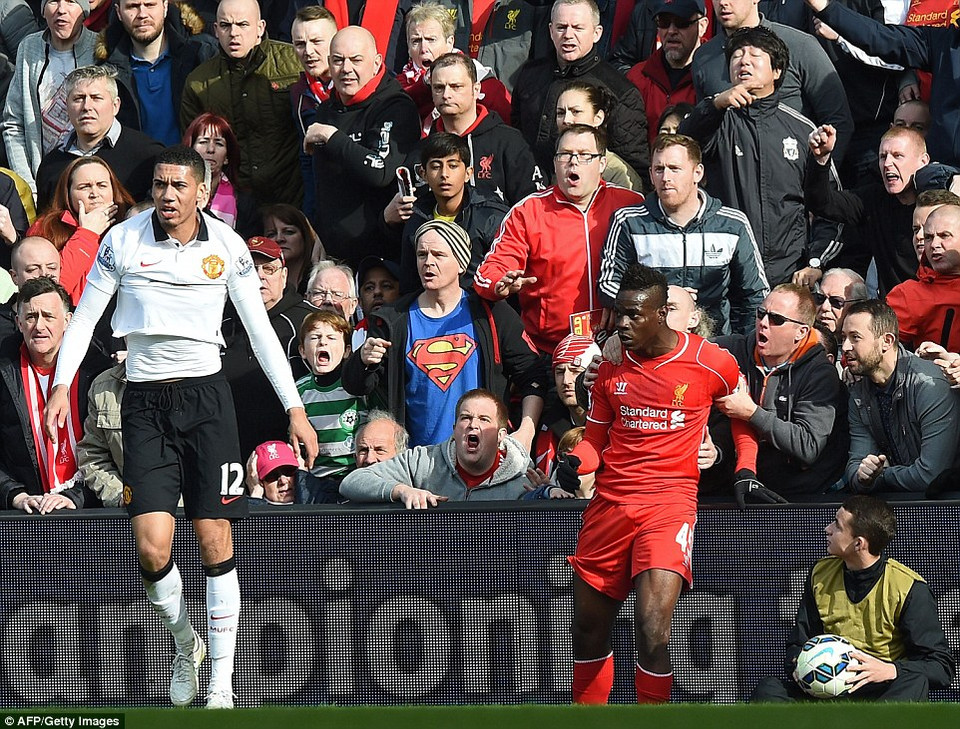 Trong một tình huống va chạm, các cổ động viên đã phải giữ chặt Balotelli.