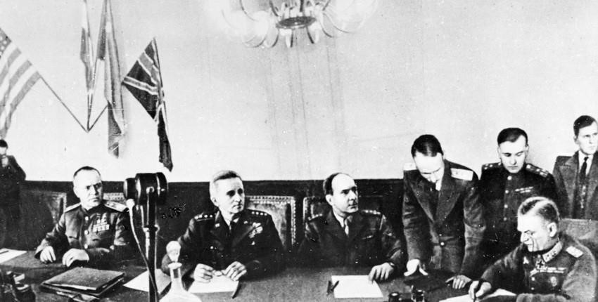 22 giờ 43 phút ngày 8/5/1945, tại ngoại ô thủ đô Berlin (0 giờ 43 phút ngày 9/5 theo giờ Moskva), Thống chế Wilhelm Keitel (ngoài cùng bên phải), đại diện toàn quyền của Đức Quốc xã đã ký văn bản đầu hàng không điều kiện Liên Xô và các nước đồng minh, chấm dứt Chiến tranh Thế giới lần thứ hai tại châu Âu. (Ảnh: Tư liệu quốc tế/TTXVN phát)