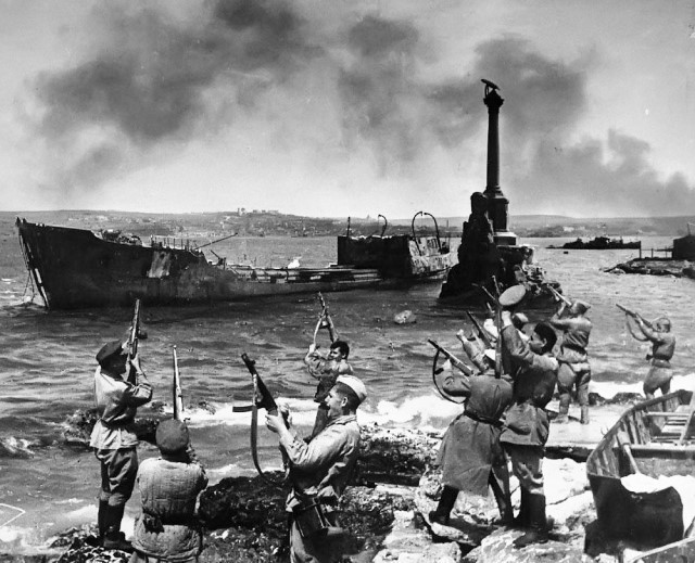 Chiến dịch giải phóng Crimea diễn ra từ ngày 8/4-12/5/1944 đi vào lịch sử như là một trong những chiến dịch tấn công quan trọng nhất của Chiến tranh Vệ quốc vĩ đại, trong đó Hồng quân giải phóng thành phố Sevastopol, thu hồi quân cảng quan trọng này bên bờ Biển Đen. (Ảnh: Tư liệu quốc tế/TTXVN phát)