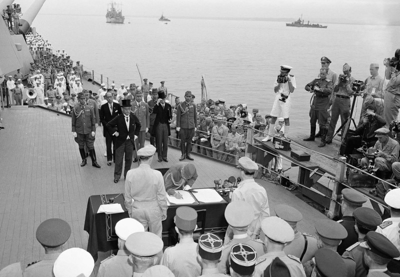 Ngày 2/9/1945, trên chiến hạm USS Missouri của Hải quân Mỹ, Ngoại trưởng Nhật Bản Mamoru Shigemitsu đã ký văn kiện chấp nhận đầu hàng không điều kiện với Liên Xô và quân Đồng minh, chính thức kết thúc Chiến tranh thế giới lần thứ hai. Ngoại trưởng Nhật Bản Mamoru Shigemitsu ký văn kiện đầu hàng trên tàu USS Missouri tại Vịnh Tokyo vào ngày 2/9/1945, chính thức đánh dấu sự kết thúc Thế chiến thứ hai.(Ảnh: Tư liệu quốc tế/TTXVN phát)