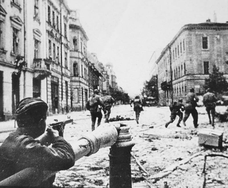 Những người lính Hồng quân Liên Xô trên đường phố Lviv (Ukraine) trong các trận chiến giải phóng thành phố, tháng 7/1944. (Ảnh: Tư liệu quốc tế/TTXVN phát)