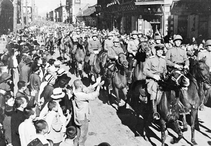 Người dân Cáp Nhĩ Tân (Trung Quốc) chào đón các chiến sỹ Hồng quân Liên Xô vào giải phóng thành phố, ngày 20/8/1945. (Ảnh: Tư liệu quốc tế/TTXVN phát)