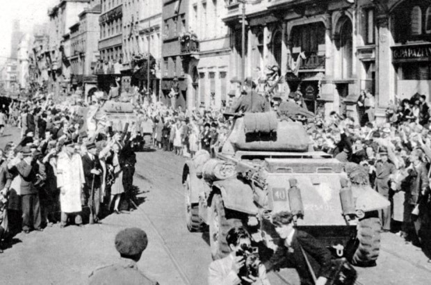 Người dân Brusseles (Bỉ) chào đón nồng nhiệt quân Đồng minh tiến vào giải phóng, 8/5/1945. (Ảnh: Tư liệu quốc tế/TTXVN phát)