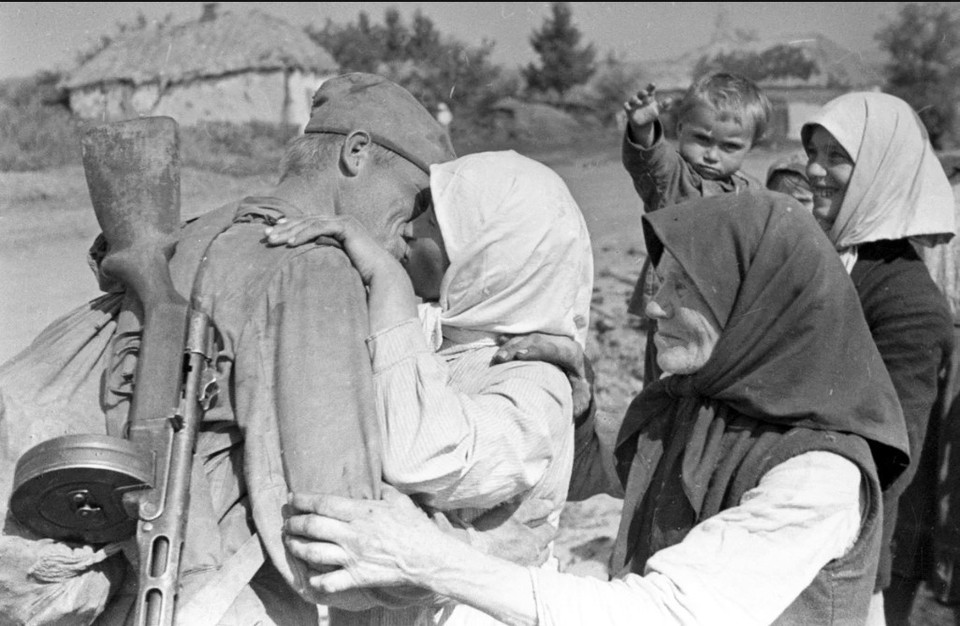 Đoàn tụ sau Ngày chiến thắng, tháng 5/1945. (Ảnh: Tư liệu quốc tế/TTXVN phát)