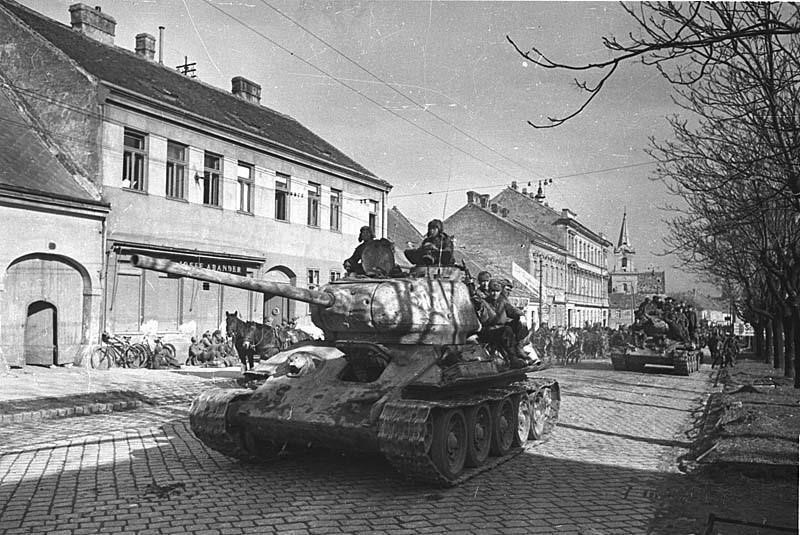 Hồng quân Liên Xô giải phóng thủ đô Vienna (Áo), ngày 13/4/1945. (Ảnh: Tư liệu quốc tế/TTXVN phát)